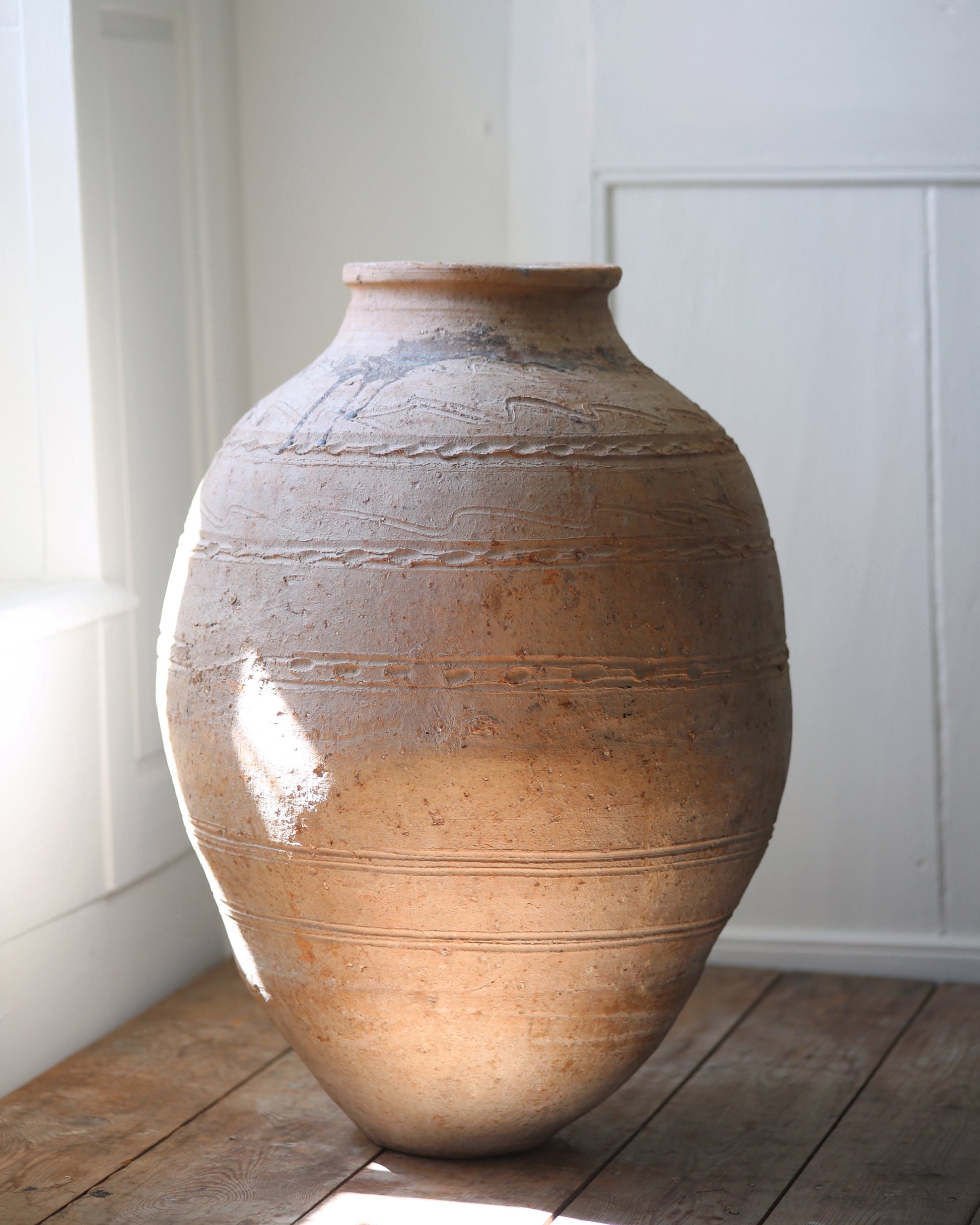 Extra large floor standing pot in sandy colour with 3 ribs and carving detail