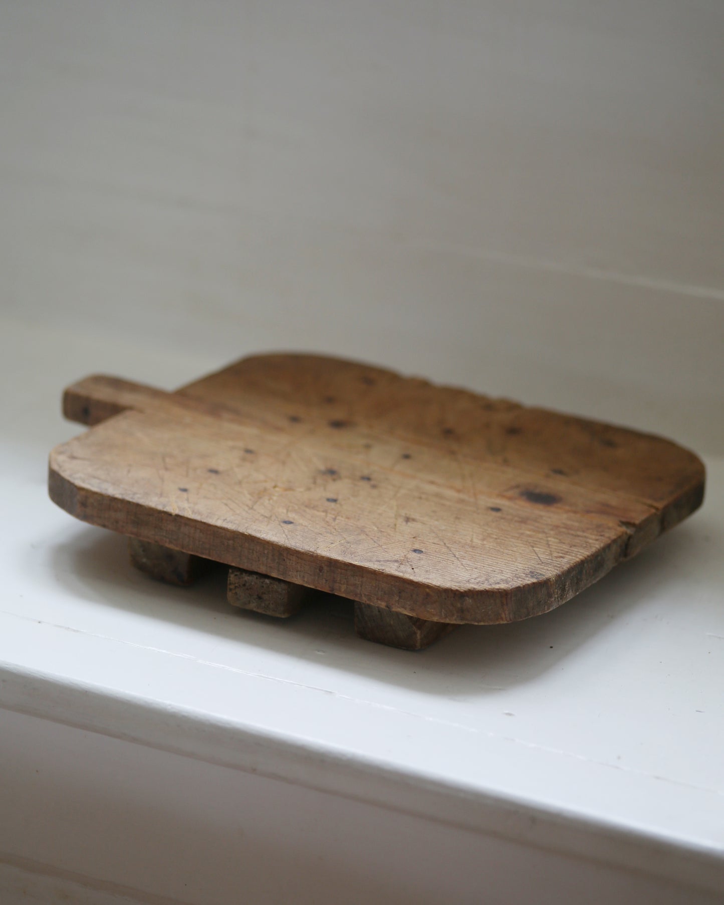 ARAD RAISED SERVING BOARD